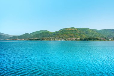 Kotor Körfezi kıyı şeridinin güzel yaz manzarası - Boka Körfezi, Karadağ