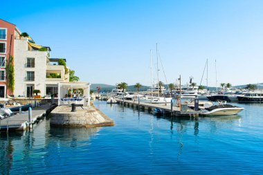 Tivat, Karadağ - 18 Haziran 2022: Porto Karadağ 'daki yat marinasının rıhtım evleri ve güzel gezinti alanlarıyla manzarası