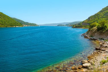 Kotor Körfezi kıyı şeridinin güzel yaz manzarası - Boka Körfezi, Karadağ