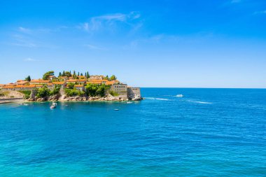 Budva, Karadağ - 20 Mayıs 2022: Budva Riviera 'daki Adriyatik kıyılarının Sveti Stefan, Karadağ manzaralı güzel yaz manzarası