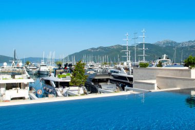 Tivat, Karadağ - 29 Mayıs 2022: Adriyatik kıyısındaki Porto Karadağ Marina 'da lüks modern oteldeki havuz alanı