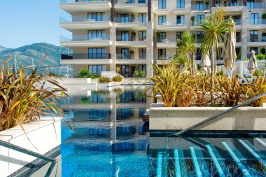 Tivat, Karadağ - 29 Haziran 2021: Adriyatik kıyısındaki Porto Karadağ Marina 'da lüks modern oteldeki havuz alanı
