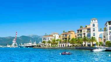 Tivat, Karadağ - 16 Haziran 2022: Kotor Körfezi kıyısındaki Tivat 'ta Picturesque rıhtımı - Boka Körfezi