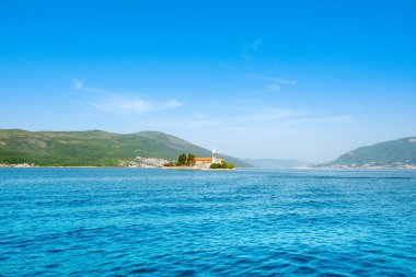 Kotor Körfezi sahil şeridinin manzarası, Karadağ 'ın Sveti Marko Adası' ndaki Merhametli Hanımefendimiz 'e bakıyor.