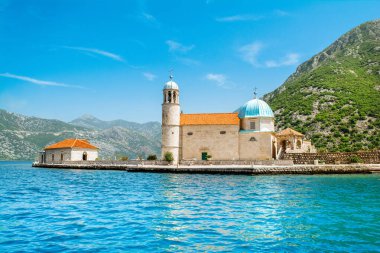 Kotor Körfezi kıyı şeridinin panoramik manzarası - Karadağ 'ın Kayalıklar Leydisi Roma Katolik Kilisesi manzaralı Boka Körfezi
