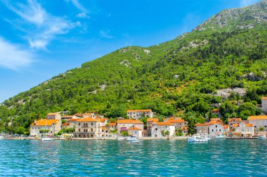 Perast, Karadağ - 28 Mayıs 2022: Karadağ 'ın Kotor Körfezi kıyısındaki tarihi Perast kasabasıyla güzel bir yaz manzarası 