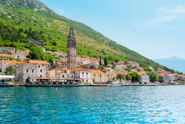 Perast, Karadağ - 28 Mayıs 2022: Karadağ 'ın Kotor Körfezi kıyısındaki tarihi Perast kasabasıyla güzel bir yaz manzarası 