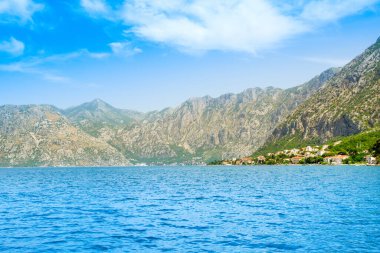 Kotor Körfezi kıyı şeridinin güzel yaz manzarası - Boka Körfezi, Karadağ