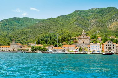 Prcanj, Karadağ - 20 Mayıs 2022: Kotor Körfezi kıyısındaki tarihi Prcanj kasabası, Kutsanmış Bakire Meryem 'in Doğumu Kilisesi' ne göre