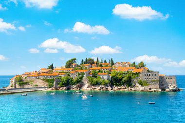 Budva, Karadağ - 22 Mayıs 2022: Sveti Stefan manzaralı Adriyatik kıyısının güzel yaz manzarası