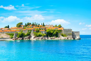 Karadağ 'ın Sveti Stefan kentinin manzarasıyla Budva Riviera' daki Adriyatik kıyılarının güzel yaz manzarası