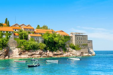 Budva, Karadağ - 28 Mayıs 2022: Karadağ 'ın Sveti Stefan kentinin manzarasıyla Budva Riviera' daki Adriyatik kıyılarının güzel yaz manzarası