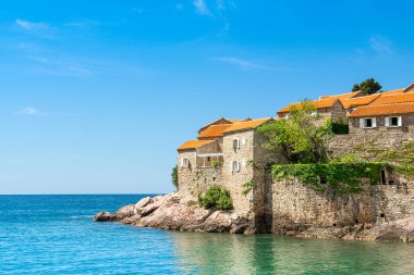 Karadağ 'ın Sveti Stefan kentinin manzarasıyla Budva Riviera' daki Adriyatik kıyılarının güzel yaz manzarası