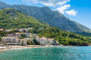 Karadağ 'ın Sveti Stefan plajı manzaralı Adriyatik kıyılarının güzel yaz manzarası