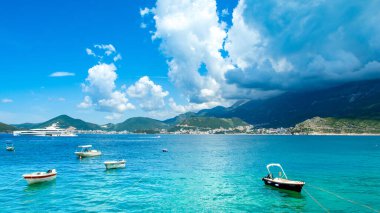 Budva, Karadağ - 18 Mayıs 2022: Karadağ 'ın Budva Riviera kentindeki Adriyatik kıyılarının güzel yaz manzarası