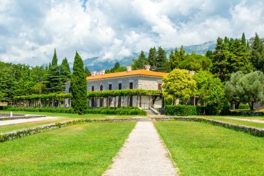 Eski yazlık konutun manzarası Villa Milocer güzel yeşil Kraliyet parkıyla Adriyatik Denizi 'ne bakıyor