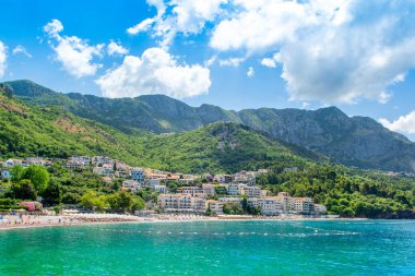 Karadağ 'ın Sveti Stefan plajı manzaralı Adriyatik kıyılarının güzel yaz manzarası