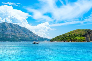 Karadağ 'ın Sveti Nikola Adası manzaralı, Budva Riviera' daki Adriyatik kıyılarının güzel yaz manzarası