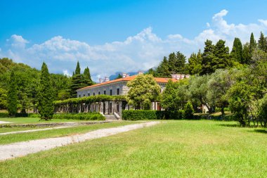 Eski yazlık konutun manzarası Villa Milocer güzel yeşil Kraliyet parkıyla Adriyatik Denizi 'ne bakıyor