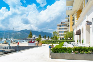 Tivat, Karadağ - 28 Mayıs 2022: Boka Körfezi kıyılarındaki Porto Karadağ Marina 'nın manzarası 