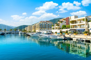 Tivat, Karadağ - 18 Haziran 2022: Porto Karadağ 'daki yat marinasının rıhtım evleri ve güzel gezinti alanlarıyla manzarası