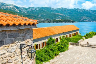 Eski Budva kasabasındaki Citadela Kalesi 'ndeki Kütüphane Müzesi ve Karadağ' ın Budva Riviera kentinin güzel manzarasına bakın