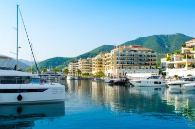 Tivat, Karadağ - 18 Haziran 2022: Porto Karadağ 'daki yat marinasının rıhtım evleri ve güzel gezinti alanlarıyla manzarası