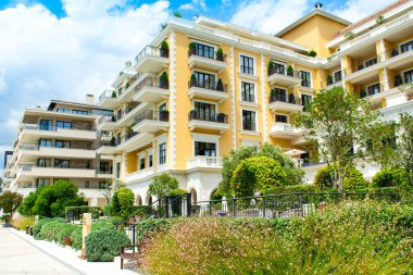 Tivat, Karadağ - 18 Mayıs 2022: Boka Körfezi kıyılarındaki Porto Karadağ Marina 'nın manzarası 