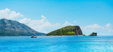 Karadağ 'ın Sveti Nikola Adası manzaralı, Budva Riviera' daki Adriyatik kıyılarının güzel panoramik yaz manzarası