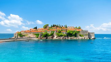 Karadağ 'ın Sveti Stefan kentinin manzarasıyla Budva Riviera' daki Adriyatik kıyılarının güzel yaz manzarası