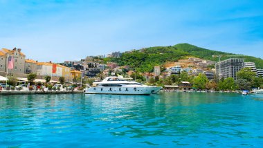 Budva, Karadağ - 30 Mayıs 2022: Budva limanının güzel panoramik yaz manzarası