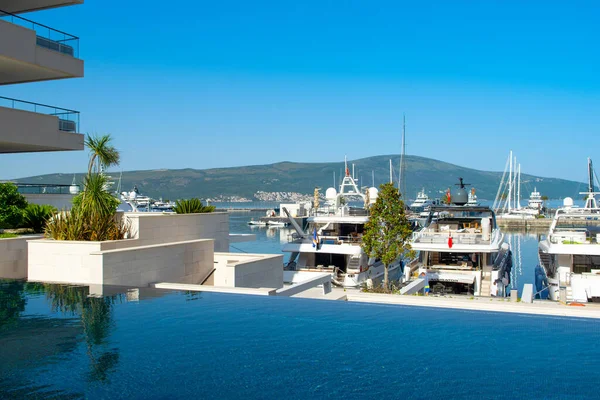 Tivat, Karadağ - 29 Haziran 2021: Adriyatik kıyısındaki Porto Karadağ Marina 'da lüks modern oteldeki havuz alanı