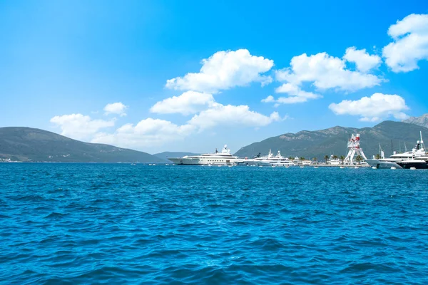 Tivat, Karadağ - 20 Mayıs 2022: Porto Karadağ 'daki yat marinasının manzarası 