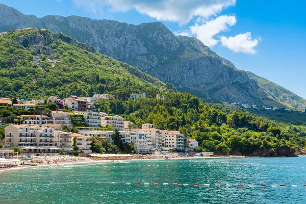 Karadağ 'ın Sveti Stefan plajı manzaralı Adriyatik kıyılarının güzel yaz manzarası