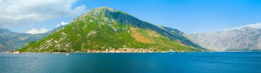 Kotor Körfezi kıyı şeridinin güzel yaz manzarası - Boka Körfezi, Karadağ