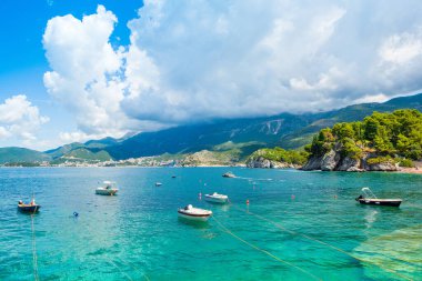 Budva, Karadağ - 28 Mayıs 2022: Budva Riviera 'daki Adriyatik kıyılarının güzel yaz manzarası