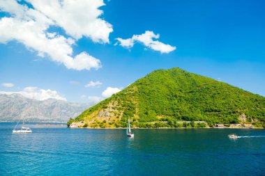 Kotor Körfezi kıyı şeridinin güzel yaz manzarası - Boka Körfezi, Karadağ