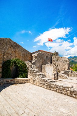 Eski Budva kasabasındaki Kale 'ye ve Karadağ' ın Budva Riviera kentinin güzel manzarasına bakın