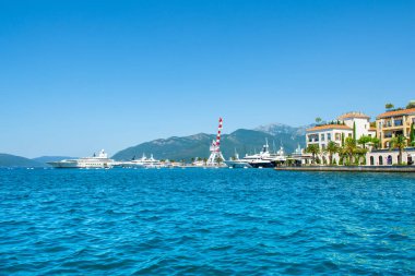 Tivat, Karadağ - 16 Temmuz 2021: Kotor Körfezi kıyısındaki Tivat 'taki Picturesque rıhtımı - Boka Körfezi Porthe Marina manzaralı