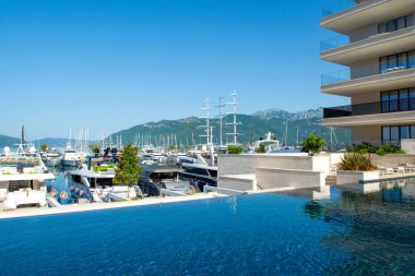 Tivat, Karadağ - 19 Mayıs 2022: Adriyatik kıyısındaki Porto Karadağ Marina 'da lüks modern oteldeki havuz alanı