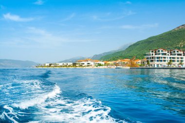 Herceg Novi, Karadağ - 18 Mayıs 2022: Poronovi Marina 'nın lüks yatları ve Boka Körfezi kıyılarındaki güzel rıhtım evleri ile manzarası 