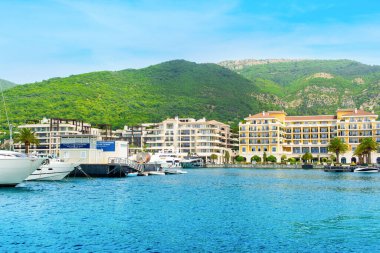 Tivat, Karadağ - 18 Mayıs 2022: Boka Körfezi kıyılarındaki Porto Karadağ Marina 'nın manzarası 