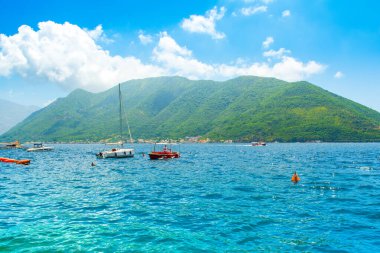 Perast, Karadağ - 28 Mayıs 2022: Kotor Körfezi kıyı şeridinin güzel manzarası - Boka Körfezi, Karadağ