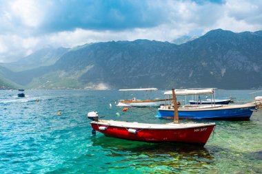 Perast, Karadağ - 29 Mayıs 2022: Kotor Körfezi kıyı şeridinin güzel manzarası - Boka Körfezi, Karadağ