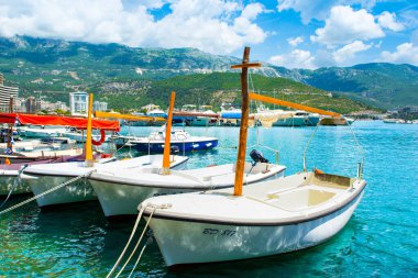 Budva, Karadağ - 30 Mayıs 2022: Budva limanının güzel panoramik yaz manzarası
