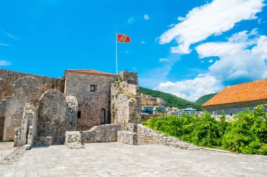 Eski Budva kasabasındaki Kale 'ye ve Karadağ' ın Budva Riviera kentinin güzel manzarasına bakın