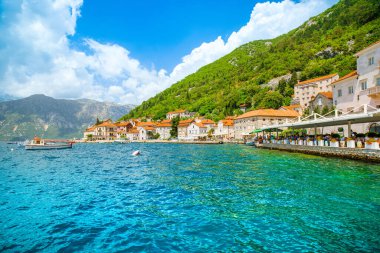 Perast, Karadağ - 28 Mayıs 2022: Karadağ 'ın Kotor Körfezi kıyısındaki tarihi Perast kasabasıyla güzel bir yaz manzarası 