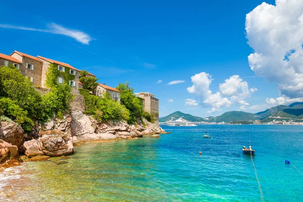 Budva, Karadağ - 24 Mayıs 2022: Sveti Stefan manzaralı Adriyatik kıyısının güzel yaz manzarası