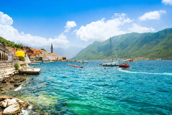 Perast, Karadağ - 26 Ağustos 2021: Boka Körfezi - Kotor Körfezi kıyısındaki tarihi Perast kasabasıyla güzel bir yaz manzarası