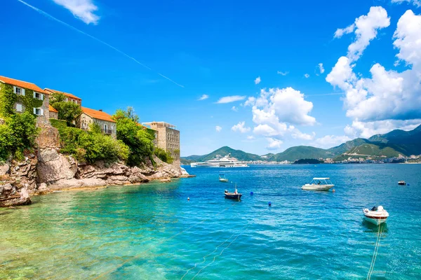 Budva, Karadağ - 24 Mayıs 2022: Karadağ 'ın Sveti Stefan kentinin manzarasıyla Budva Riviera' daki Adriyatik kıyılarının güzel yaz manzarası